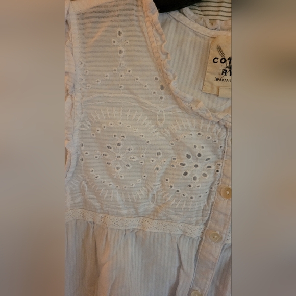 Cotton Rye Outfitters Large Sleeveless Front Tie & Button Up Top Eyelet Accented - Picture 2 of 8